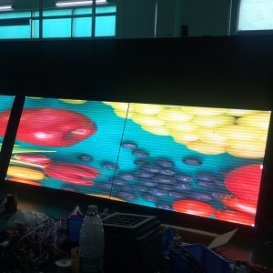 P4屋外の正面開口部は広告によって導かれたスクリーンを導きました