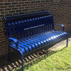 太陽電池パネルを後ろにしたアップタウン充電ベンチ