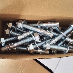 ウェッジアンカーとアイフックスタッドアンカー