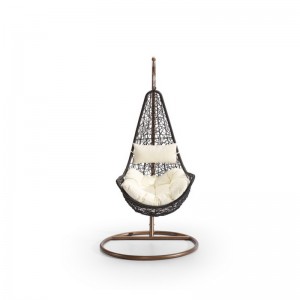 庭の屋外および屋内掛かる藤の柳細工のバスケットの椅子