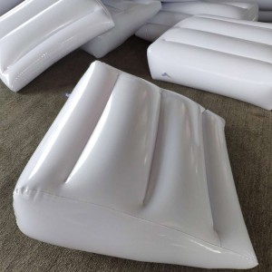 三角形の膨脹可能なベッドのくさびの枕/クッションの白