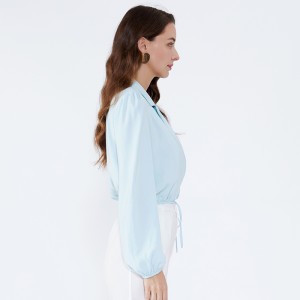 ライトブルーのショールカラーの襟エレガントなファッションのオフィスは、女性の長袖ブラウスを着用