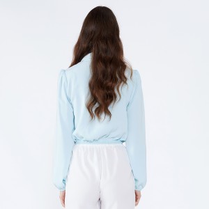 ライトブルーのショールカラーの襟エレガントなファッションのオフィスは、女性の長袖ブラウスを着用