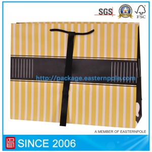 リボン留め具付きの豪華なリリーピンクの紙袋