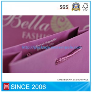 結び目のあるハンドル付きの紫色の紙袋