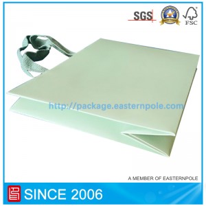 逆さの底が付いている上限の紙袋