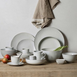 卸売カスタムホテル除草高級50ピースゴールドデカール中国風高級ボーンチャイナセラミック食器セット