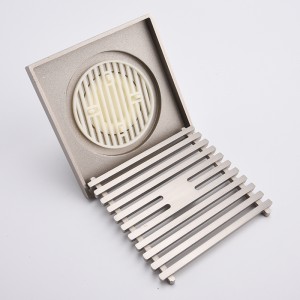 ガレージフロアドレンカバーを真鍮