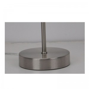 レーザーカットシェード付きのモダンなテーブルランプ