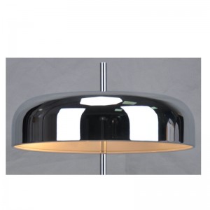 メタルシェードとフラットベースのテーブルランプ