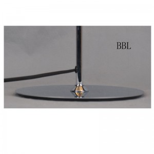 メタルシェードとフラットベースのテーブルランプ