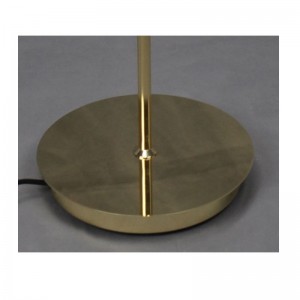 金属シェードと調整機能付きフロアランプ