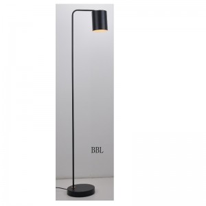 メタルシェード付きフロアランプとシェード機能の調整