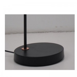 メタルシェード付きフロアランプとシェード機能の調整