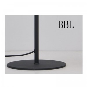 金属製シェードとシェード調整機能付きテーブルランプ、フラットベース