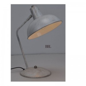 金属シェード調整機能とホワイトブラッシュドゴールドのテーブルランプ