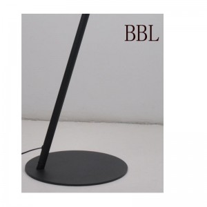 金属シェード付きLEDフロアランプ