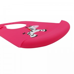 フードキャッチャーが付いている容易にきれいな防水シリコーンの赤ん坊の胸当て