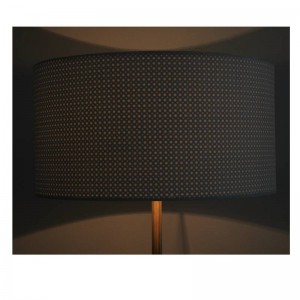 ファブリックシェード付きのモダンなフロアランプ