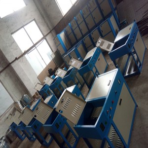 工場高速ポリエステル包帯編機