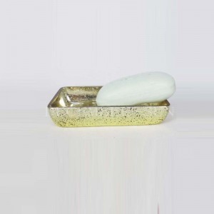 ゴールドのデカール付きバスルームアクセサリーと透明なガラス