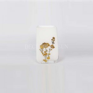 歯ブラシホルダー付きのゴールドのデカールガラス製バスルームアクセサリーが付いたスクエアホワイト