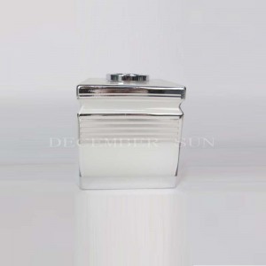 シルバーラインガラスのバスルームセットとエレガントな白