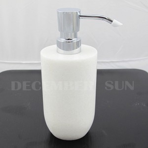 真っ白な大理石のバスセット