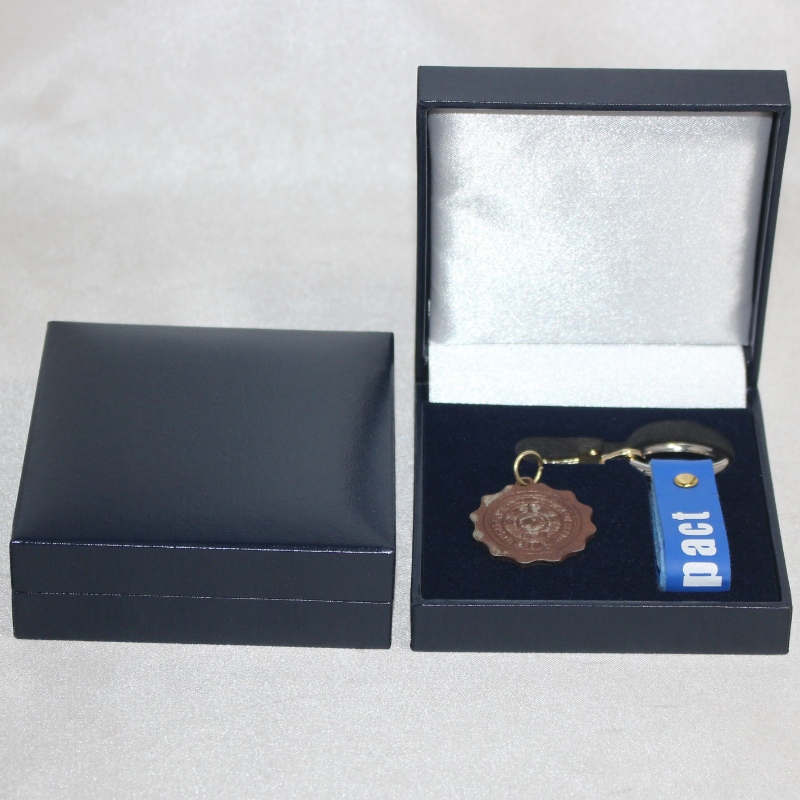 アイテムV-06 50〜60 mmのコイン、バッジ、カフスボタン、タイクリップ、メダルなど用の正方形のプラスチックフランネルボックス。mm。 88 * 91 * 33、重量約85g