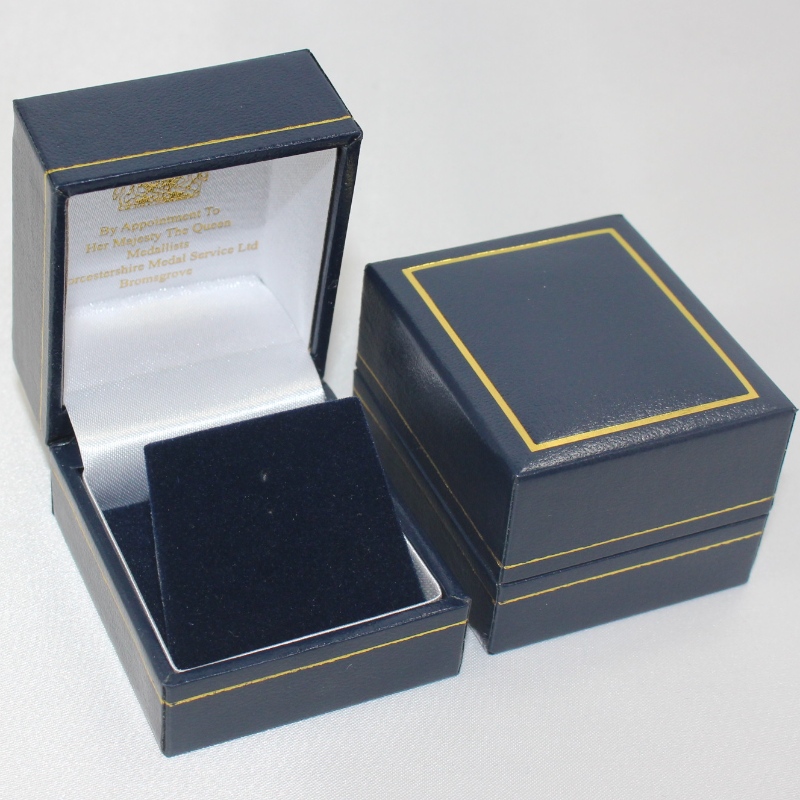 V - 07直径25 - 30 mm硬貨、バッジ、リング等のための革のペーパーでおおわれる正方形のプラスチック箱。46 * 53 * 38、重さ約40 g