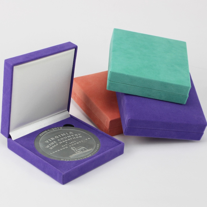 アイテムV-22S 90 * 90mmコイン、バッジ＆メダルなど用の正方形のフランネルボックスmm.128 * 128 * 34、重量約170g