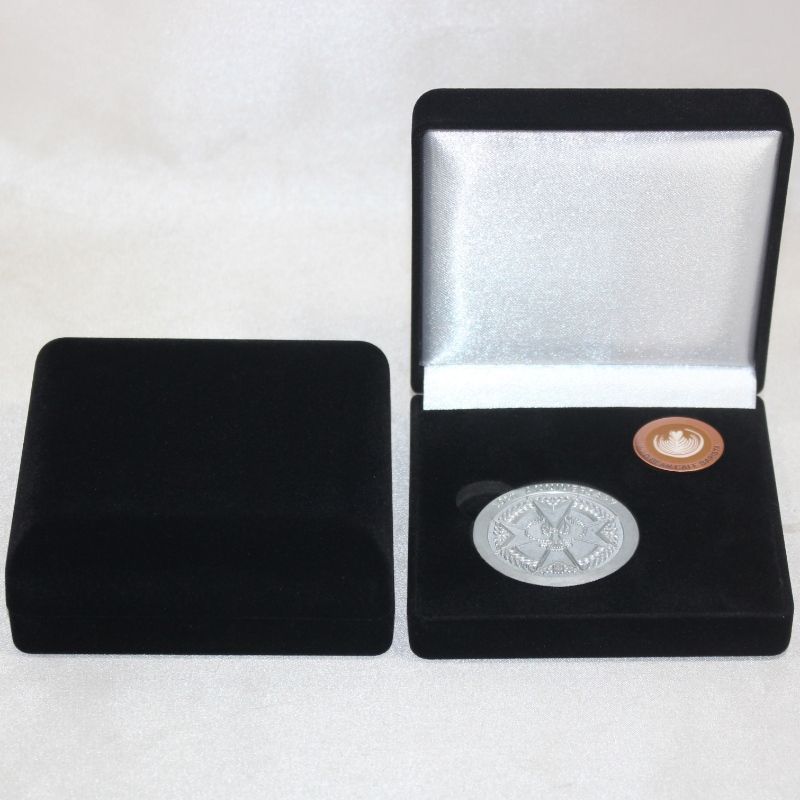 アイテムD-33Lコイン、メダル、バッジ用の丸型ベルベットボックス、mm。 100 * 100 * 39mm、重量約96g