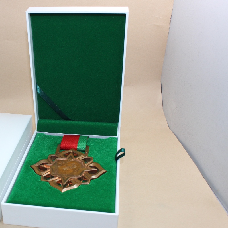 90×120 mmのメダル、コインとバッジなどのアイテムV - 15 L長方形PU革ボックス。110 * 157 * 40、重さ約185 g