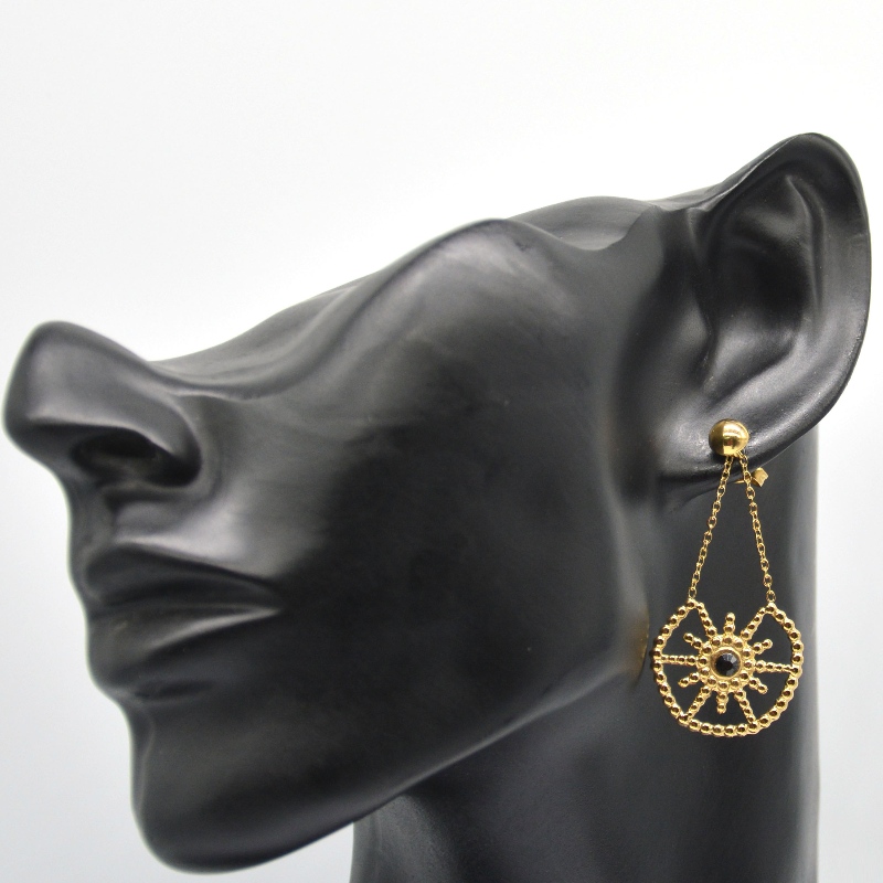 フラワーペンダント、イヤスタッドデザイン、若い女性のための魅力的な作品を備えたステンレススチールゴールドの女性モデル。中国ルイファンバオジュエリーファクトリー