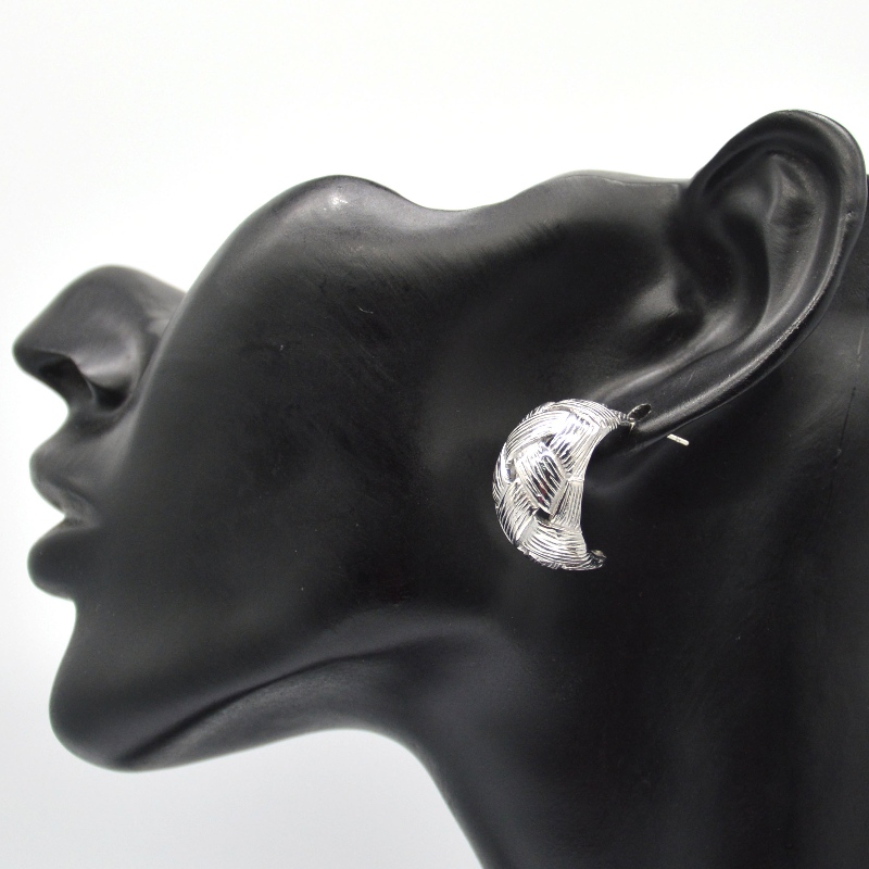 シルバーイヤリング女性用ラウンド刻印ツイルピアス、中国ルイファンバオジュエリー加工工場