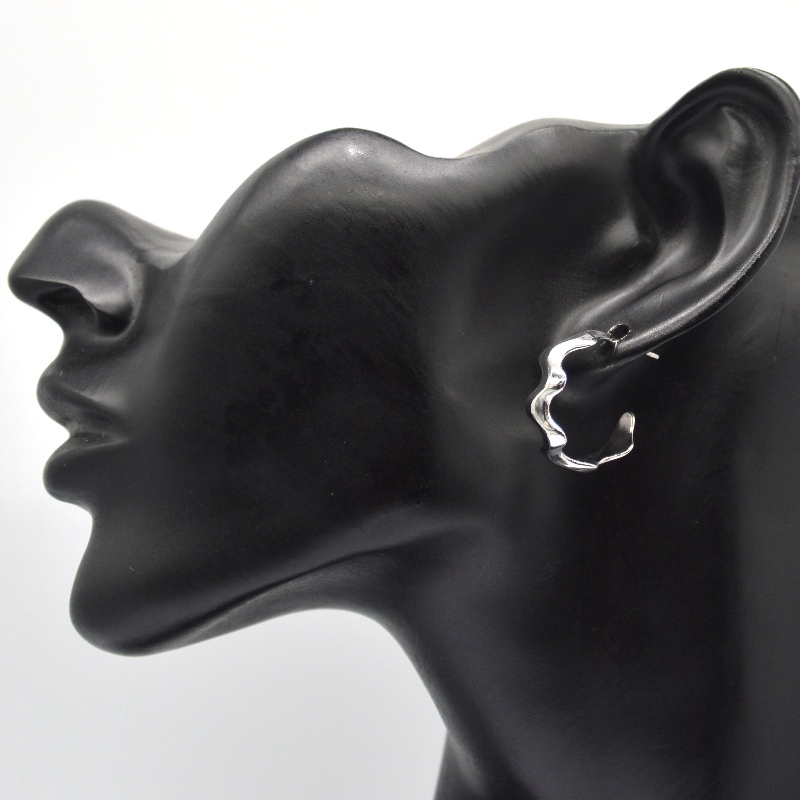 C字型のウォーターリップルイヤリング、レディースファッションとエレガントなイヤリング、シンプルでエレガント、カジュアルで用途の広いシルバーのイヤリング。中国ルイファンバオジュエリー加工工場