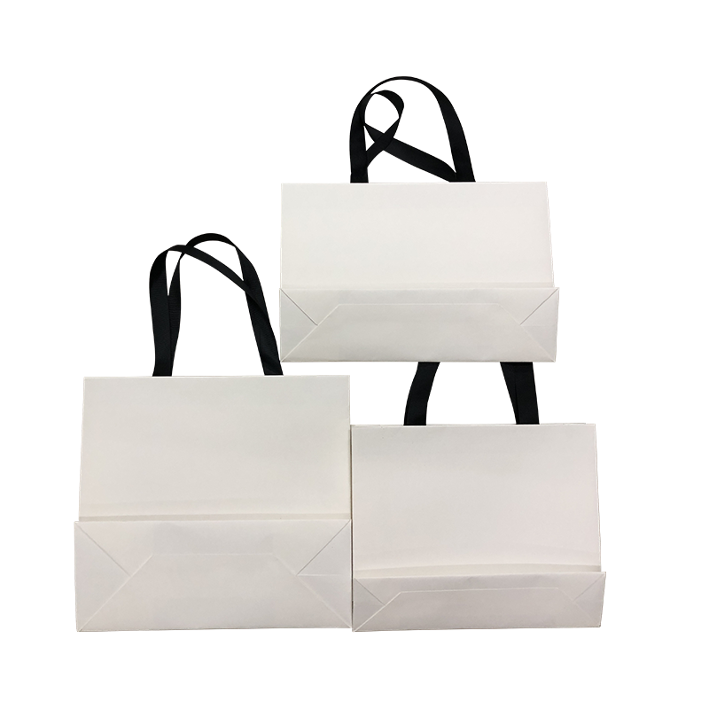 サテンリボン付きの白いギフトバッグは、小、中、大のサイズを処理します