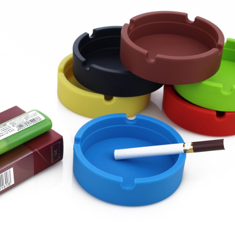 小さな丸い灰皿