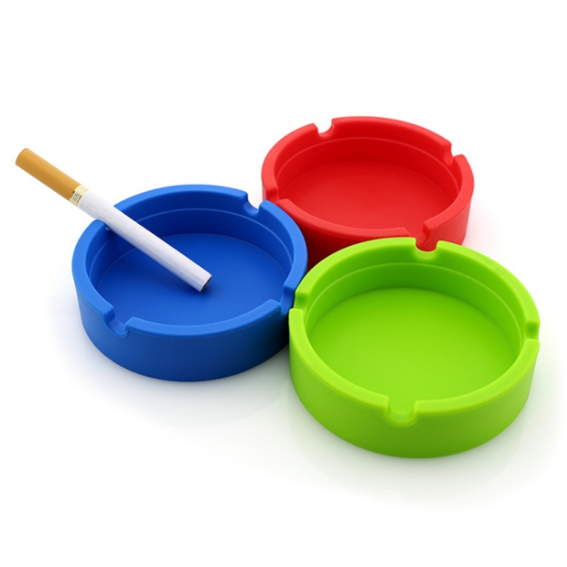 小さな丸い灰皿