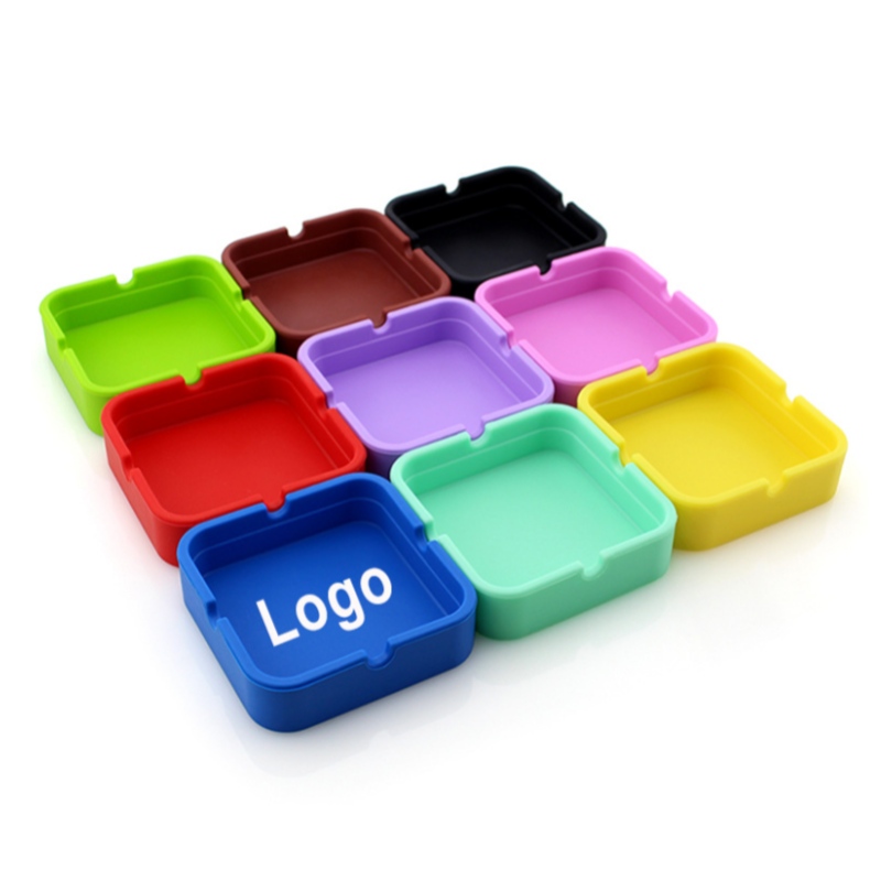 小さな正方形の灰皿