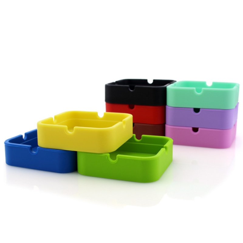 小さな正方形の灰皿