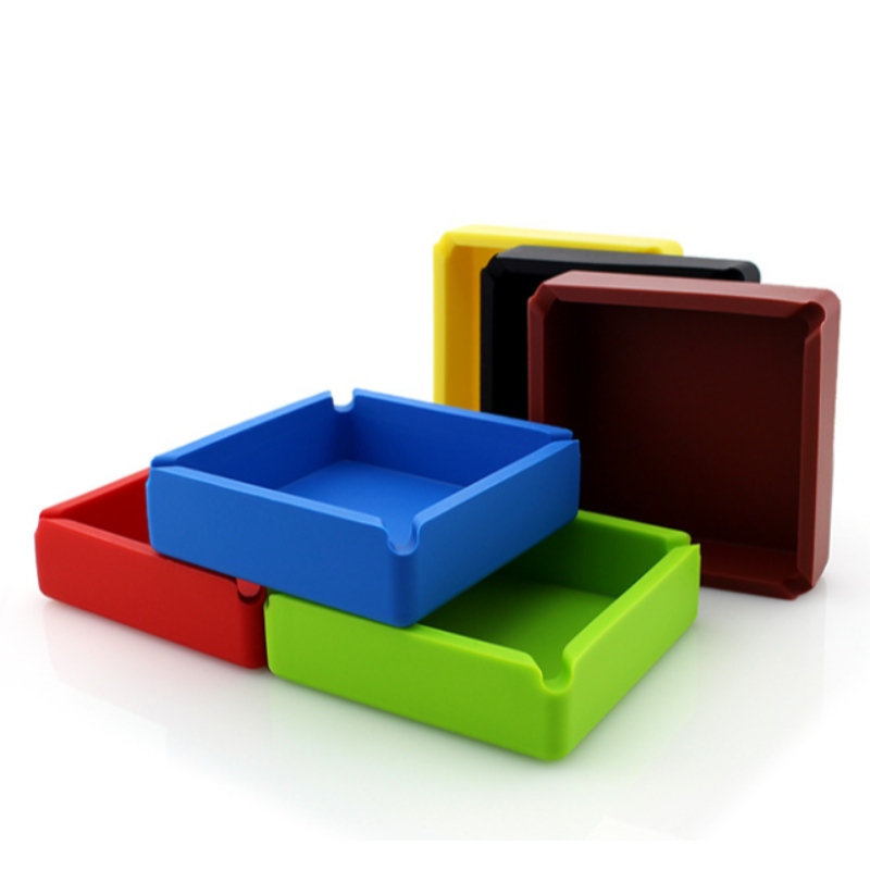 大きな正方形の灰皿