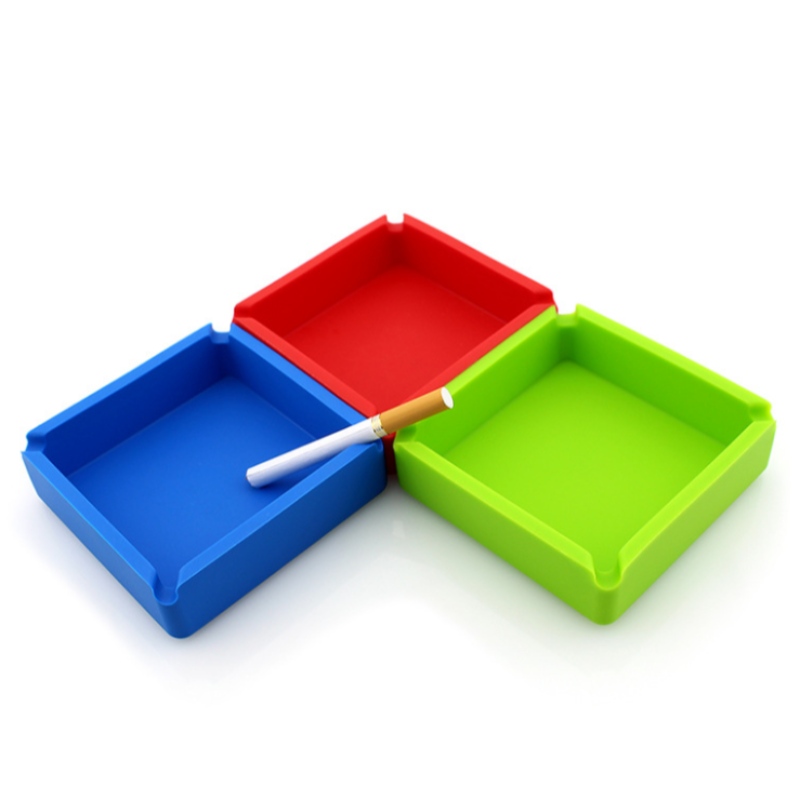 大きな正方形の灰皿