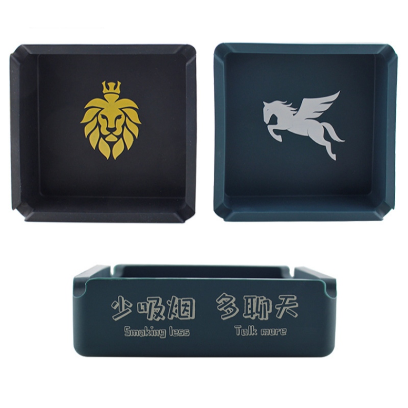 大きな印刷された正方形の灰皿