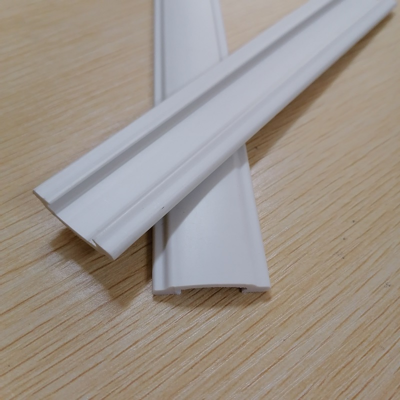 窓のカーテンのための高品質の難燃性PVCUチャネルプロファイル押し出し