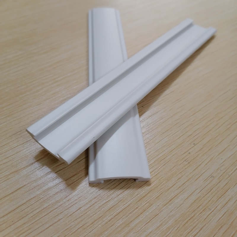 窓のカーテンのための高品質の難燃性PVCUチャネルプロファイル押し出し