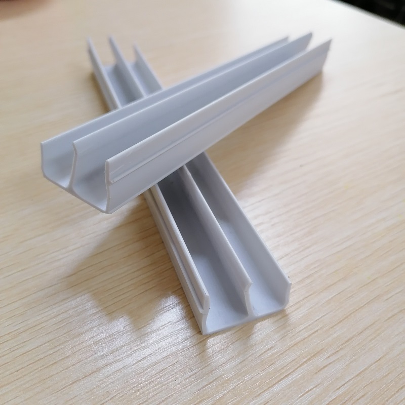 中国のPVCE字型プロファイルPVCチャネルトリムPVCチャネルメーカー