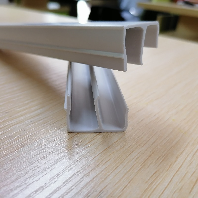 中国のPVCE字型プロファイルPVCチャネルトリムPVCチャネルメーカー