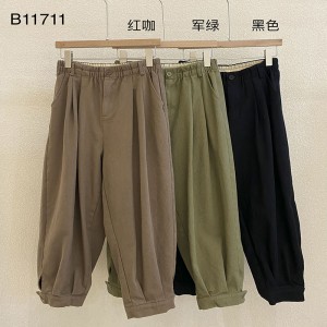 どんな出来事のためにでも合うために合わせられているゆったりした女性のパンツ