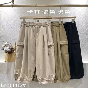 どんな出来事のためにでも合うために合わせられているゆったりした女性のパンツ